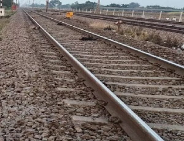 रेलवे ट्रैक पार करते समय ट्रेन की चपेट में आई महिला, मौके पर मौत