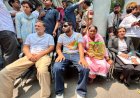 DCP ऑफिस के बाहर धरने पर बैठे राहुल गांधी, FIR को लेकर दिल्ली पुलिस से टकराव