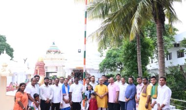 श्री जगन्नाथ मंदिर परिसर में श्रद्धा और राष्ट्रभक्ति के साथ मनाया स्वतंत्रता दिवस  तिरंगे की शान और जगन्नाथ जी का आशीर्वाद, श्रद्धा से मना स्वतंत्रता दिवस  आस्था के दीप से राष्ट्रभक्ति की लौ तक—जगन्नाथ मंदिर में मनाया स्वतंत्रता पर्व