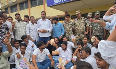 नोटों की माला और डायपर लेकर NSUI का प्रदर्शन, पेपर लीक मामले में विश्वविद्यालय घेरा