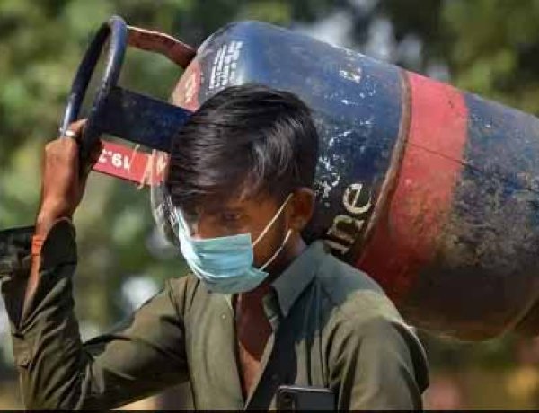 कमर्शियल LPG सिलेंडर की कीमतों में 200 रुपये से ज्यादा की कटौती