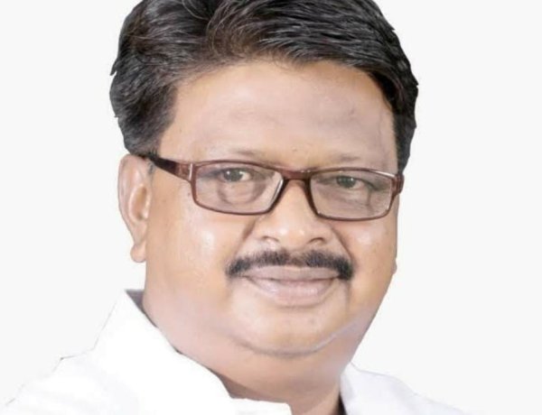 विश्व आदिवासी दिवस पर सियासत गरम: ‘आदिवासी मुख्यमंत्री आखिर आदिवासी समाज के सबसे बड़े दिन पर प्रदेश से दूर क्यों?’