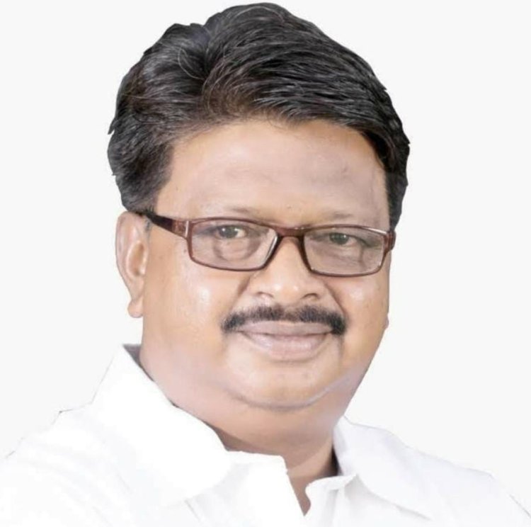 विश्व आदिवासी दिवस पर सियासत गरम: ‘आदिवासी मुख्यमंत्री आखिर आदिवासी समाज के सबसे बड़े दिन पर प्रदेश से दूर क्यों?’