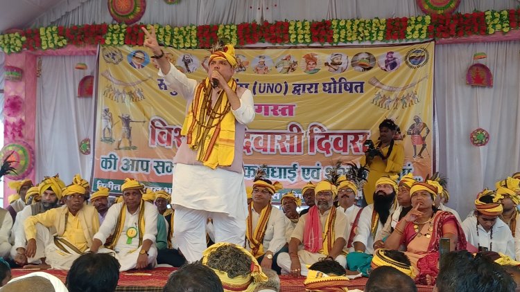 विश्व आदिवासी दिवस पर गरियाबंद में आयोजित राज्य स्तरीय कार्यक्रम में शामिल हुए सांसद संजय सिंह   महासमुन्द जिला से सैकड़ों कार्यकर्ता हुए शामिल  प्रदेश में आदिवासी हितों की अनदेखी, छग की जनता अब वोट देने से पहले सोचे -संजय सिंह