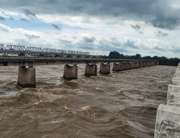 लगातार बारिश के बीच नदी-नालों के बढ़ते जलस्तर पर प्रशासन हाई अलर्ट