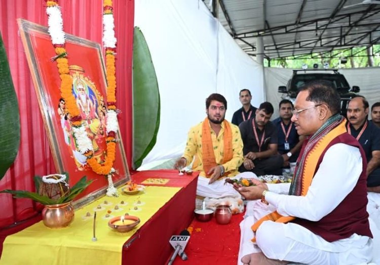 सीएम हाउस में मुख्यमंत्री साय ने की भगवान विश्वकर्मा की पूजा