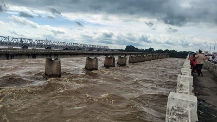 लगातार बारिश के बीच नदी-नालों के बढ़ते जलस्तर पर प्रशासन हाई अलर्ट