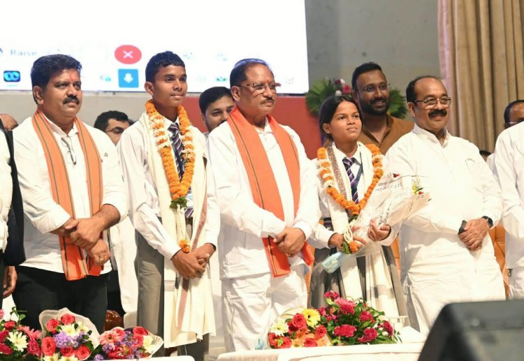 पंडित दीनदयाल उपाध्याय ऑडिटोरियम में युवा संवाद कार्यक्रम संपन्न  यह यात्रा सेवा, समर्पण और राष्ट्रनिर्माण के 25 वर्षों की गौरवशाली यात्रा का प्रतीक है - मुख्यमंत्री साय