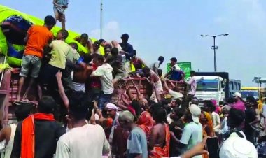 शराब लदा ट्रक पलटा, ग्रामीणों ने मचाई शराब की लूट, महिला-बच्चे समेत ग्रामीण सड़क पर बिखरी बोतलें समेटने टूट पड़े