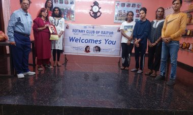 रोटरी क्लब ऑफ रायपुर द्वारा " गरिमा गृह" में विवेकानंद साहित्य एवं फलों का वितरण