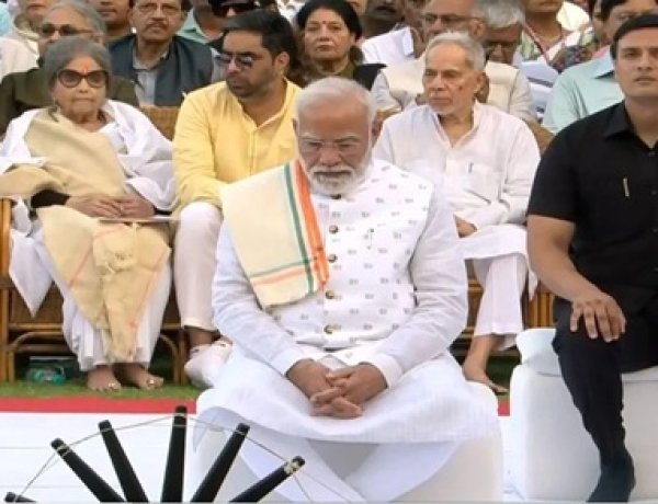 राजघाट पर आयोजित सर्व-धर्म प्रार्थना में शामिल हुए पीएम मोदी, शास्त्री जी को भी किया नमन