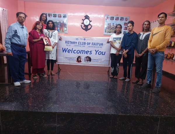 रोटरी क्लब ऑफ रायपुर द्वारा " गरिमा गृह" में विवेकानंद साहित्य एवं फलों का वितरण