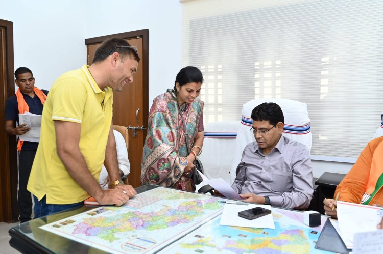 सहयोग केंद्र में प्राप्त हुए आवेदन हेतु राजस्व मंत्री टंक राम वर्मा ने त्वरित निराकरण के दिए निर्देश  भाजपा कार्यकर्ताओं से संवाद कर उनकी समस्याओं और सुझावों पर की चर्चा,समयबद्ध कार्रवाई पर दिया जोर