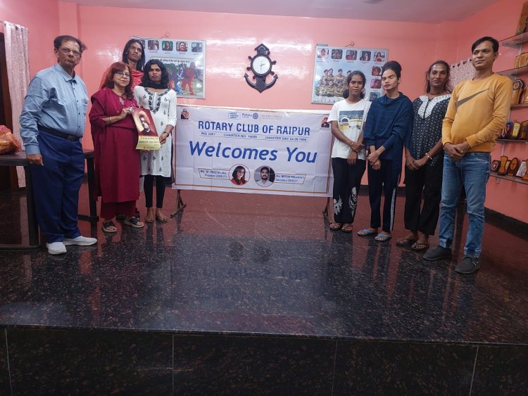 रोटरी क्लब ऑफ रायपुर द्वारा " गरिमा गृह" में विवेकानंद साहित्य एवं फलों का वितरण