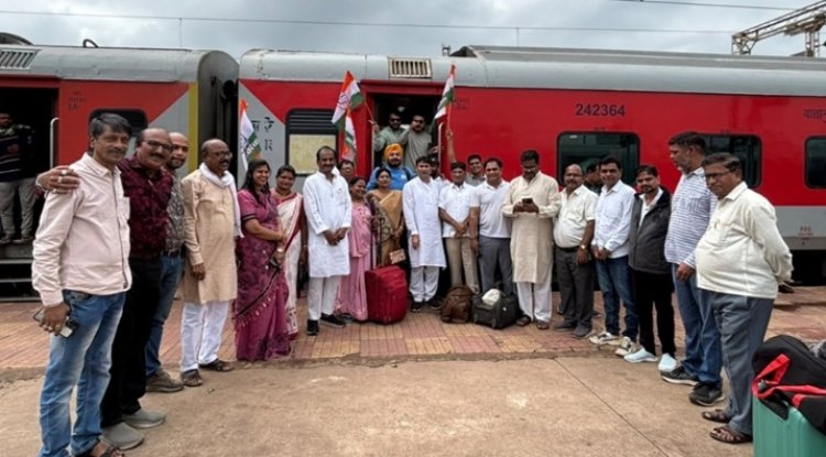 वोट बचाओ, देश बचाओ महारैली में शामिल होने दिल्ली रवाना हुए कांग्रेसी